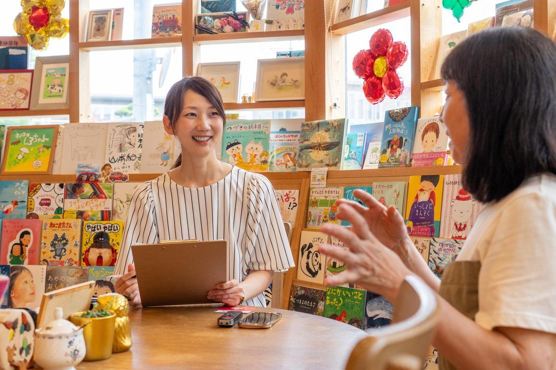 市民ライターが店主に取材する様子
